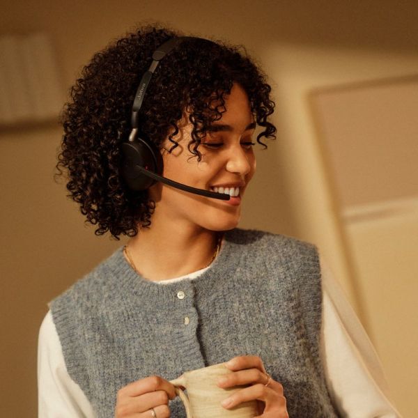 Jabra Evolve3 65 Mono in use