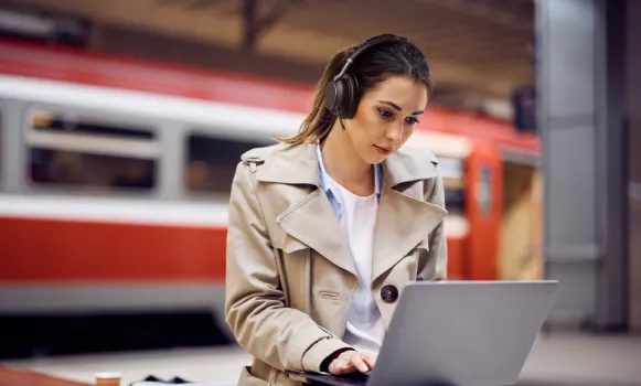 Bluetooth-Headset mit aktiver Geräuschunterdrückung (ANC) Kabelloses ANC-Headset mit Mikrofon für konzentriertes Arbeiten in lauten Büroumgebungen