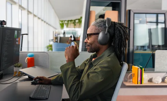 Professionelles Bluetooth-Headset mit Mikrofon zur Verwendung mit einem Computer