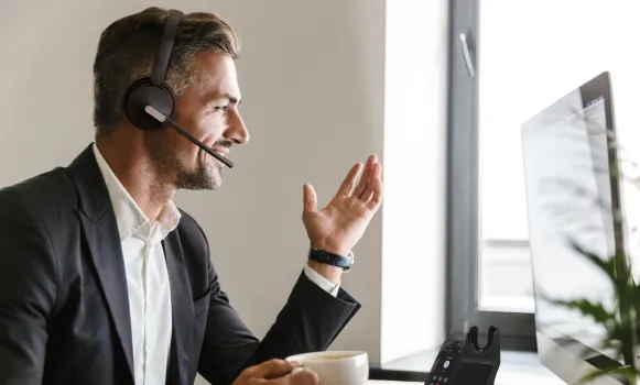 Professionelles DECT-Headset mit Mikrofon und Ladestation