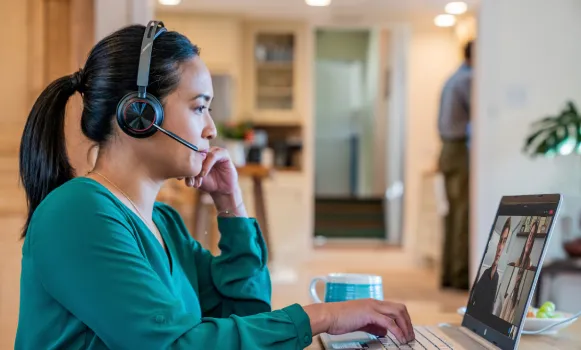 Poly Voyager Bluetooth Headset mit Mikrofon für professionelle Telefonate und Videokonferenzen