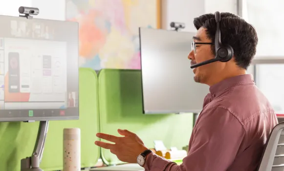 Computer-Headset mit Mikrofon, das bei einer Videokonferenz verwendet wird