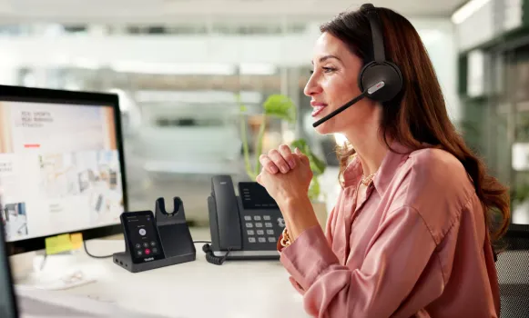 Schnurloses Telefonheadset mit Mikrofon und Ladestation für ein Tischtelefon