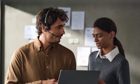 Kabelloses Shokz-OpenComm-Headset mit Bügelmikrofon und offenem Ohrdesign