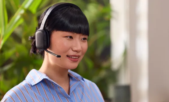 Headset mit Mikrofon, das für eine Microsoft Teams-Besprechung am Computer verwendet wird